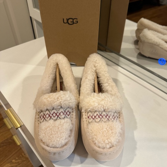 Brand new Limited Edition UGG Ansley Braid Slippers